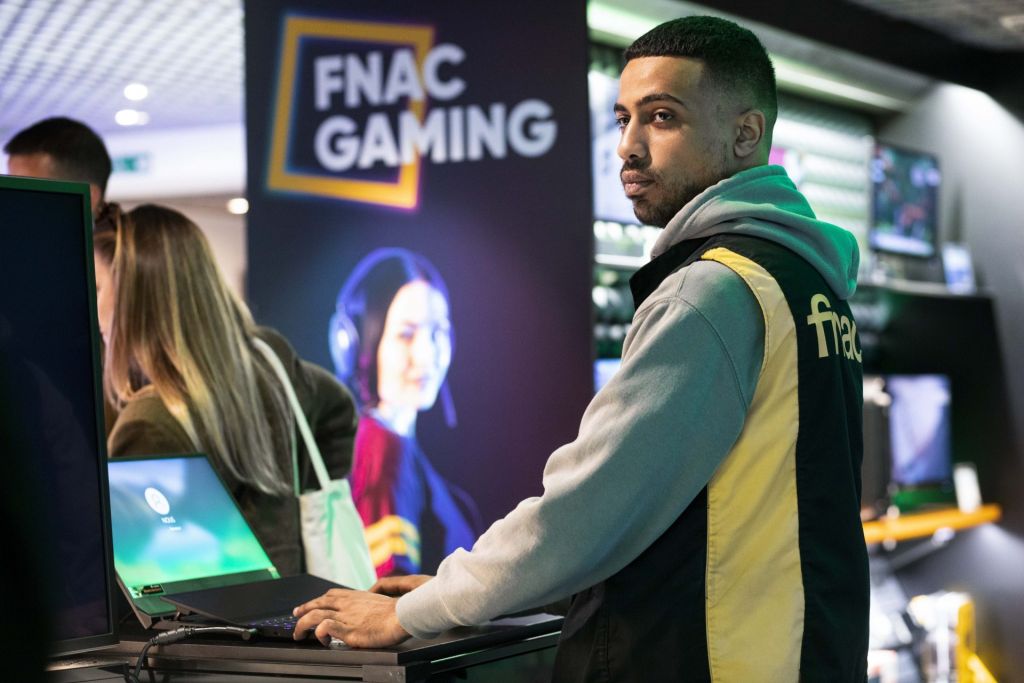 un vendeur Fnac dans l'espace Gaming de Fnac
